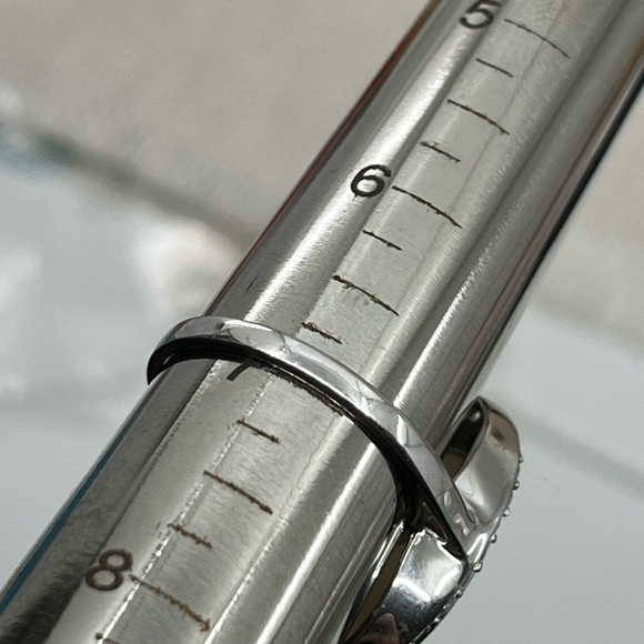 Vintage Mother-of-Pearl Oval Ring with Cubic Zirconia Halo – Size 7 - Picture 14 of 16